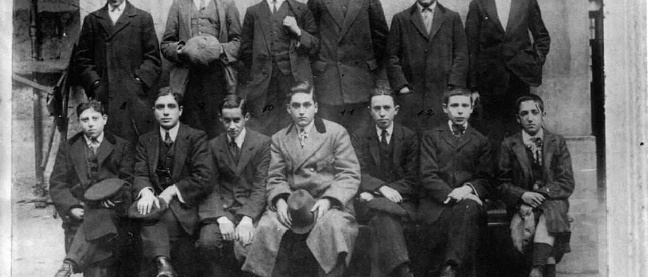 En el centro de la primera fila, sujetando un sombrero, Francisco Esteban Ortega Fernández de la Granda, con la promoción de bachilleres de 1911 del Real Instituto de Jovellanos, en una fotografía tomada en el patio del centro educativo de la calle de Jovellanos.