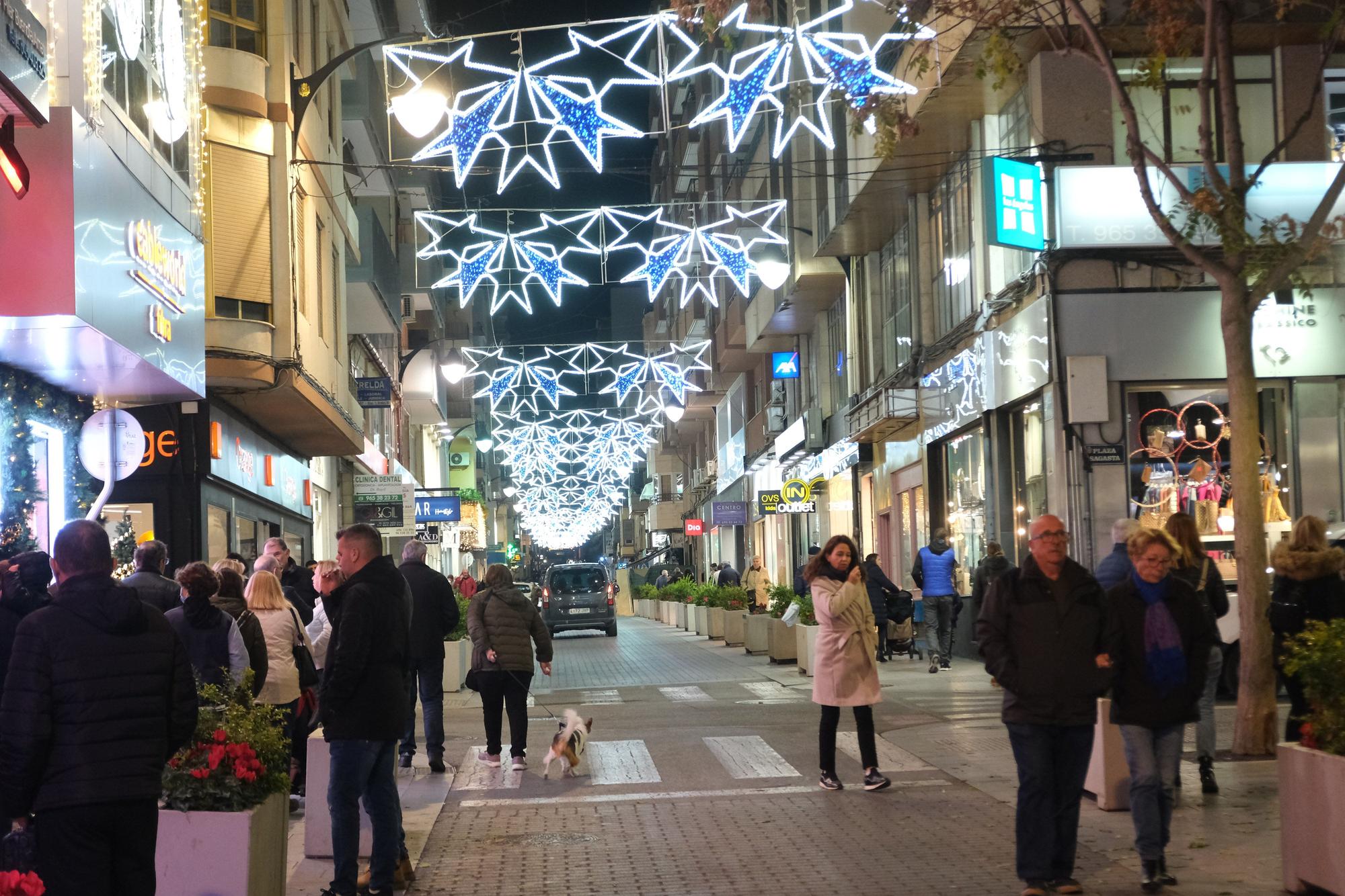 La Navidad llega a Elda con el encendido del alumbrado y la inaguración de su mercadillo navideño