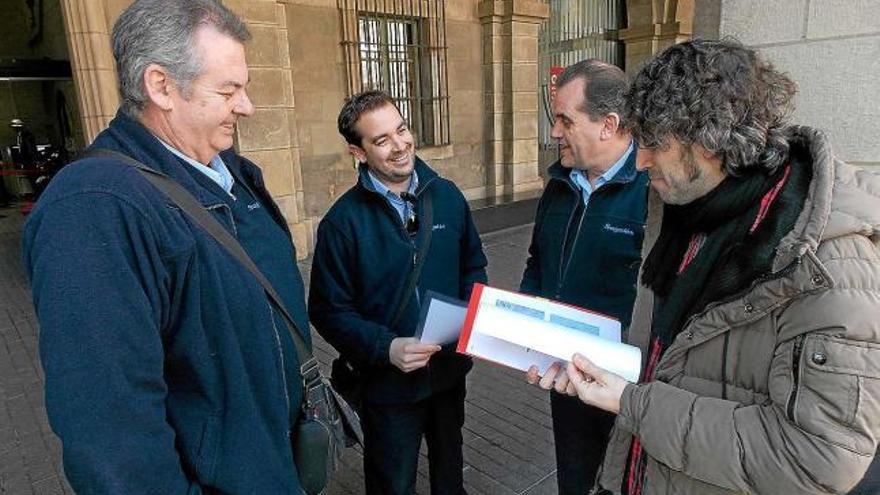 Castro, Navarro, Baquero i Manzanares, ahir davant l&#039;ajuntament