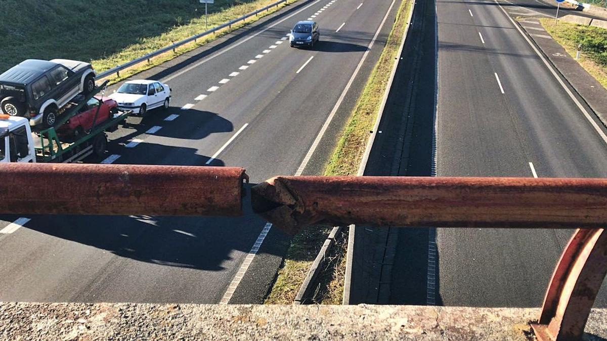 Barrera oxidada y rota, que en caso de colisión agrava el accidente al ocasionar la caída del vehículo sobre la vía.   | // L. O. 