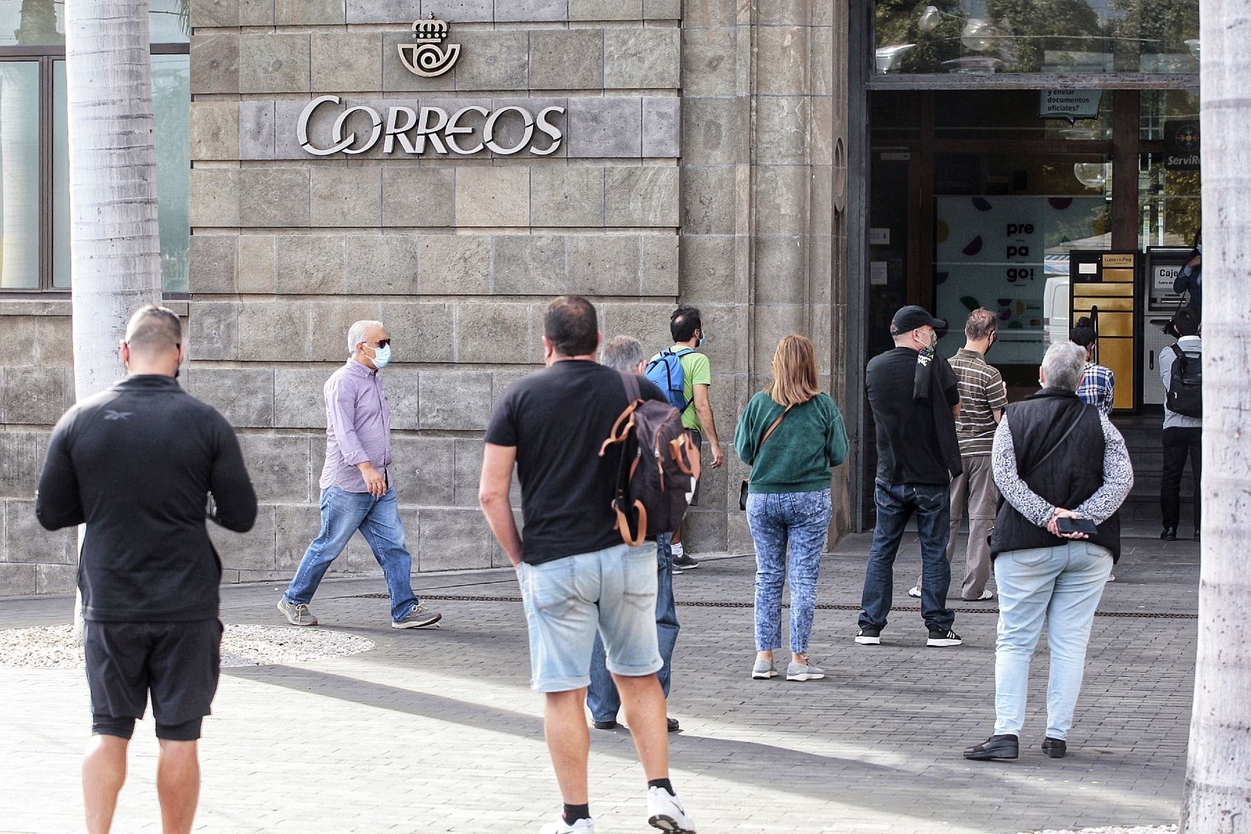 Colas en la oficina de correos Plaza España