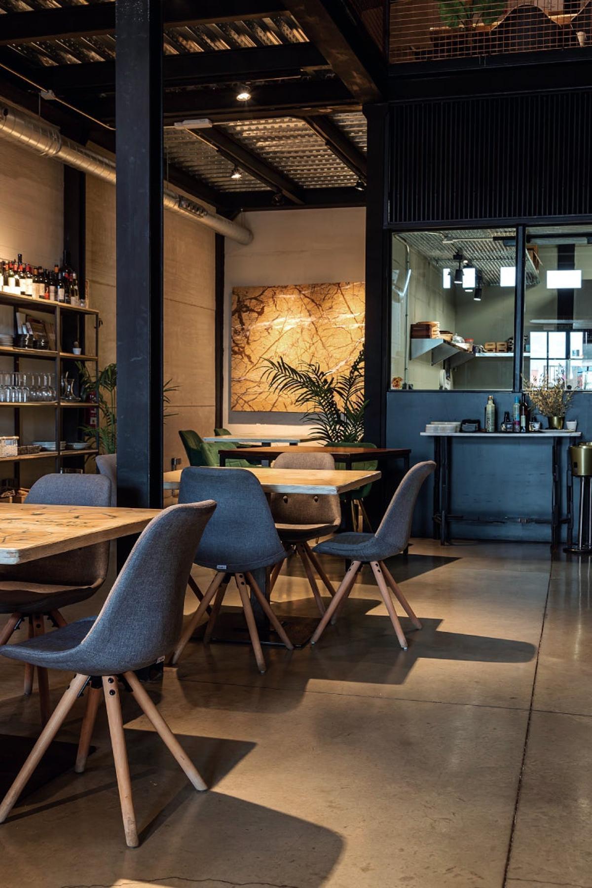 Cuando Martín Abrazmón llegó a España traía una mochila cargada de recetas y buenas intenciones. Primero trabajó como chef particular y en restaurantes hasta que decidió montar algo que en Ronda no había: un asador argentino; lo hace muy bien y es un éxito.