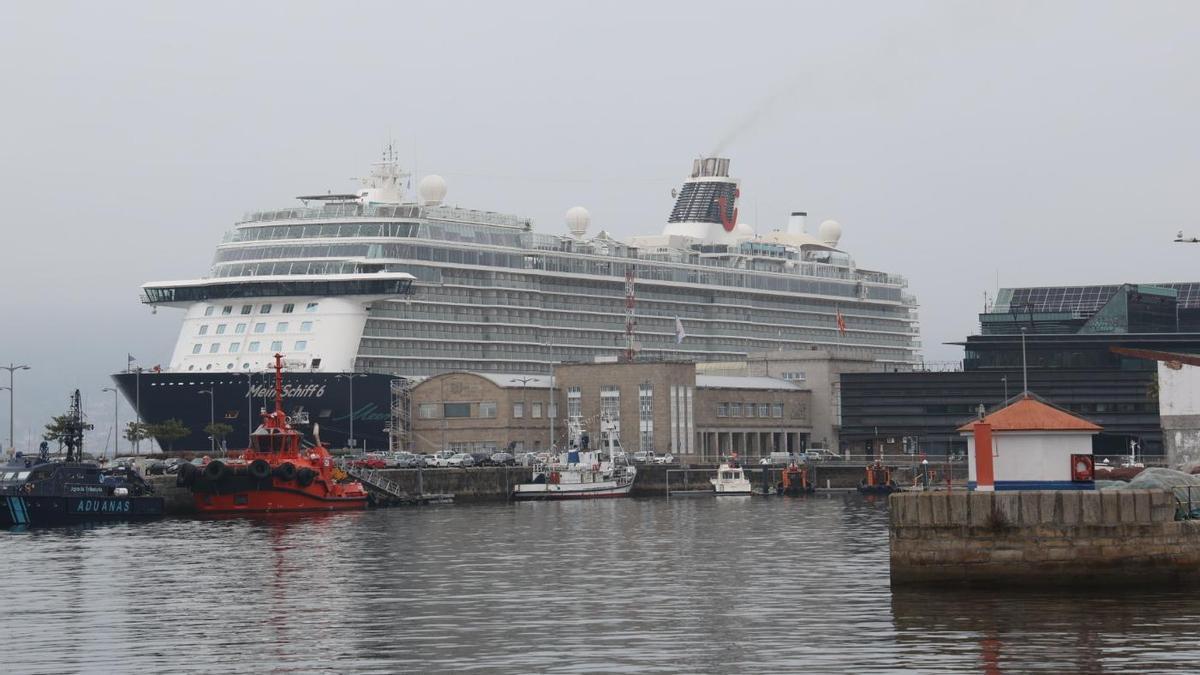Bautismo vigués para el «Mein Schiff 6»