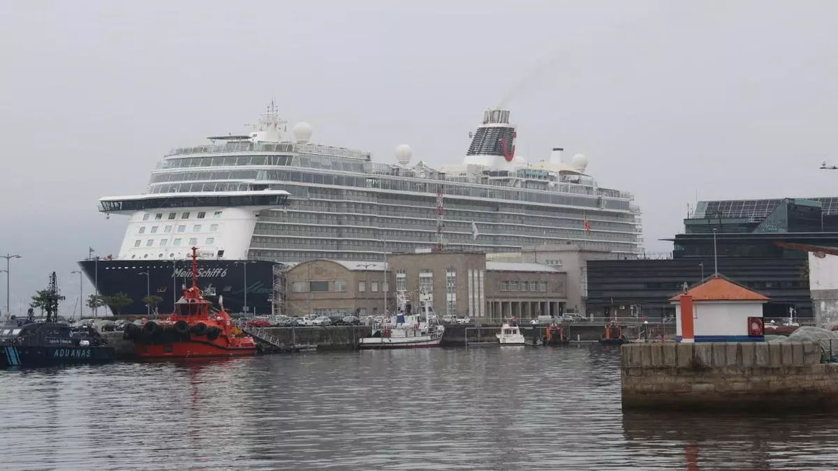 Un estreno muy esperado: el «Mein Schiff 6» echa amarras en Vigo en su viaje inaugural con 2.650 pasajeros