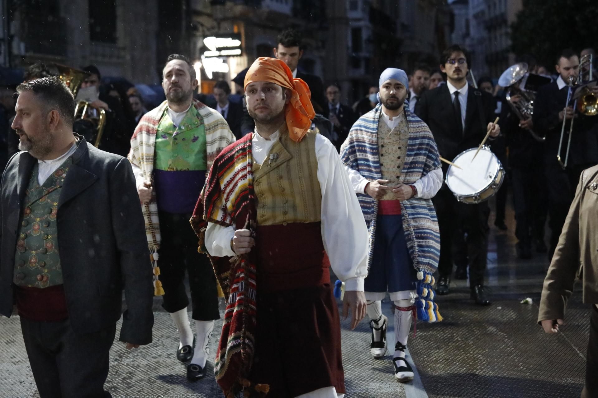 Búscate en el primer día de ofrenda por la calle de la Quart (entre las 19:00 a las 20:00 horas)