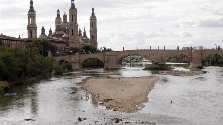 El Ebro se puebla de islas a su paso por Zaragoza