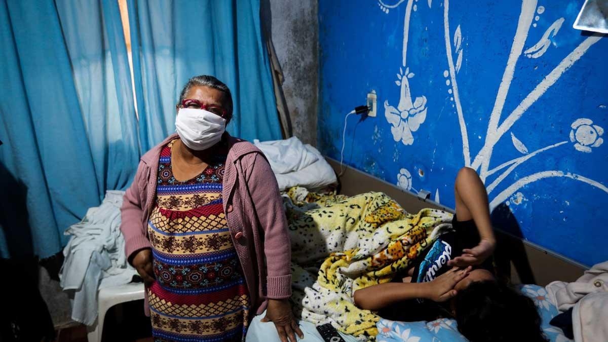 Bolsonaro se desvincula del aumento de muertes por coronavirus en Brasil. En la foto, Maria Niva, de 63 años, junto a su nieta enferma en su casa en el barrio de Chácara Três Meninas, en la región metropolitana de Sao Paulo. 