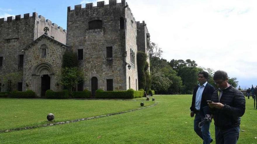 Visita a Meirás por una comitiva de diputados en el aniversario de la muerte de Pardo Bazán en agosto.