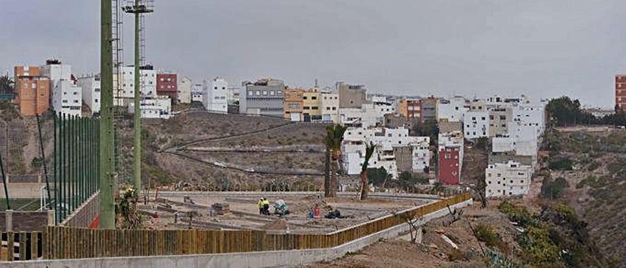 Obreros trabajando en la construcción del nuevo parque en el barrio de Lomo Blanco.