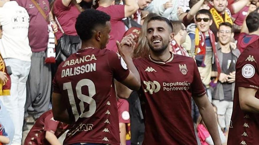 Dálisson y Chiqui celebran uno de los goles anotados por el Pontevedra al Llanera.