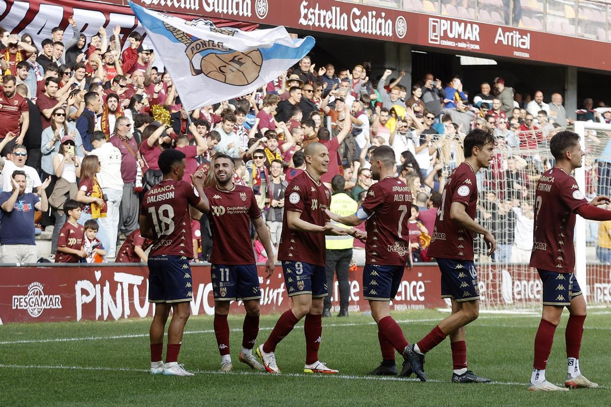 Dálisson y Chiqui celebran uno de los goles anotados por el Pontevedra al Llanera.