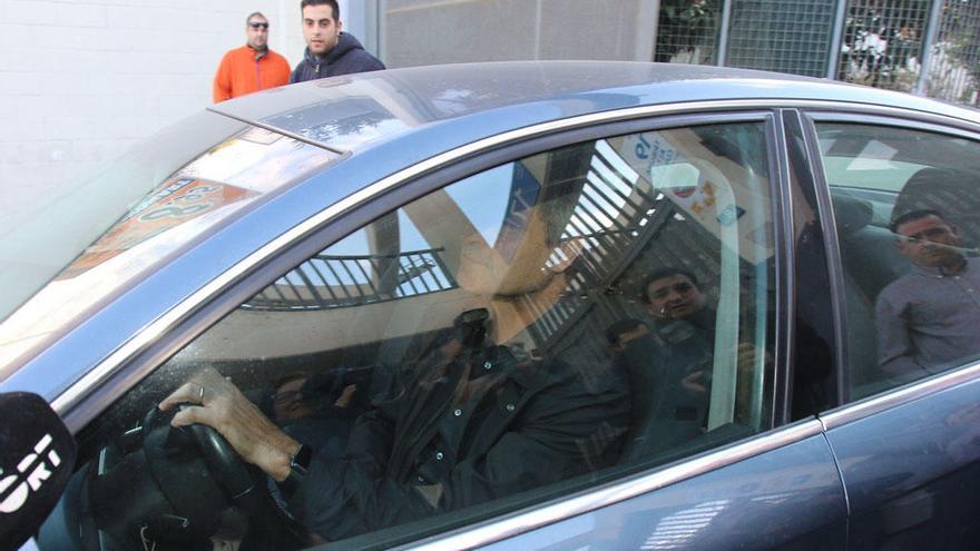 Juande Ramos abandona La Rosaleda en su coche.