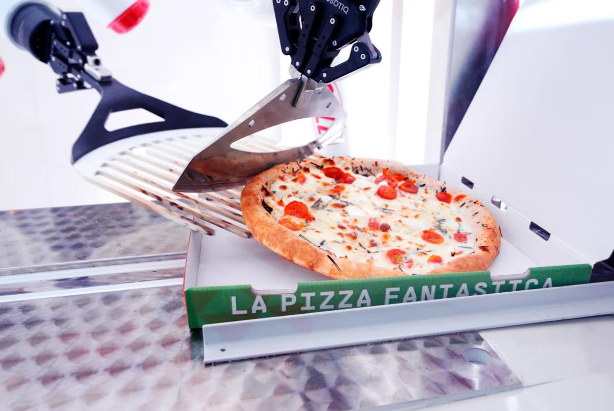 Los robots amasan, cortan, hornean, empaquetan y sirven las pizzas de manera automática.
