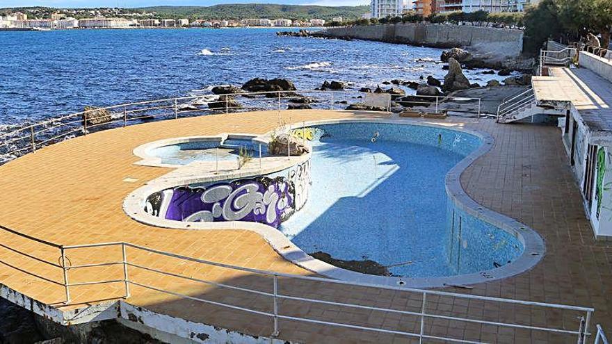 Les piscines de l&#039;antic establiment turístic del litoral de l&#039;Escala han quedat desfasades i l&#039;Ajuntament demanarà que millorin aquest espai.