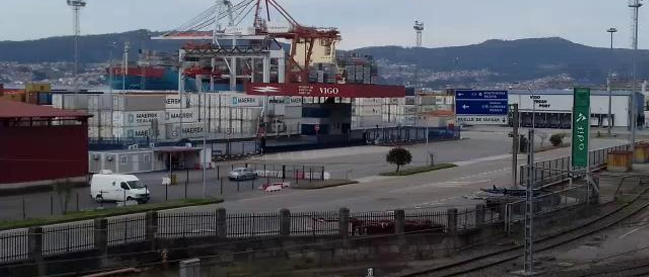 El portacontenedores más grande que ha visitado Vigo