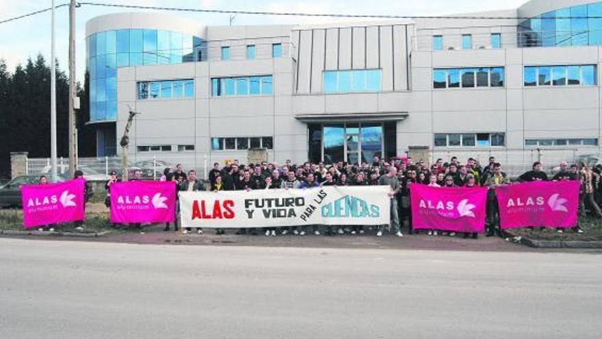Trabajadores de Alas Aluminium, ayer, en el polígono de Silvota, donde protestaron ante la sede de Fadasa.