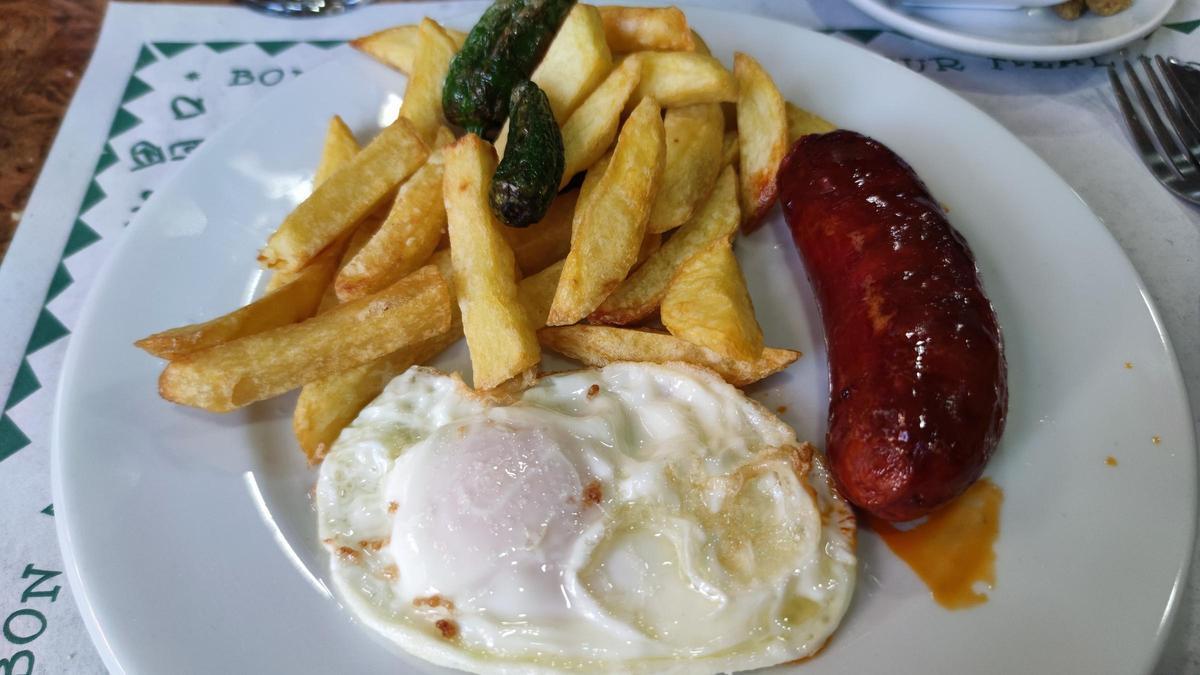 Chorizo gallego con huevo y patatas fritas del restaurante Celler de l'Avi.