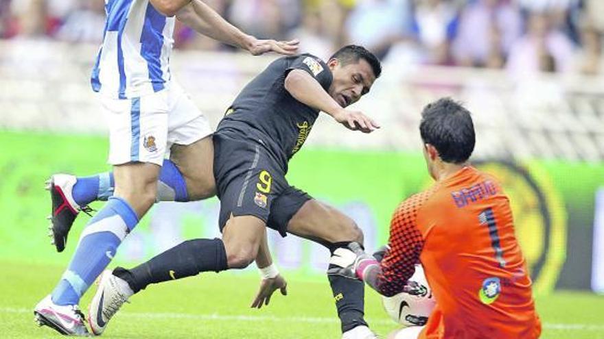 El guardameta Bravo se adelanta a Alexis en la disputa de un balón.