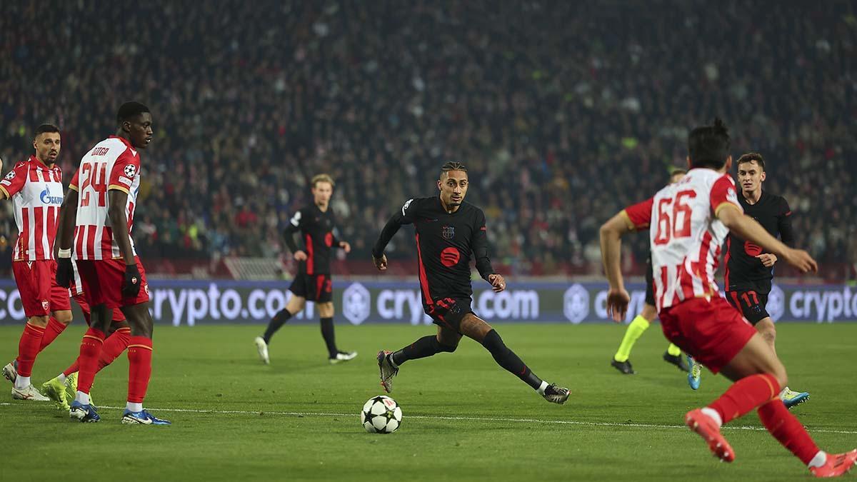Raphinha controla el balón ante los jugadores del Estrella Roja