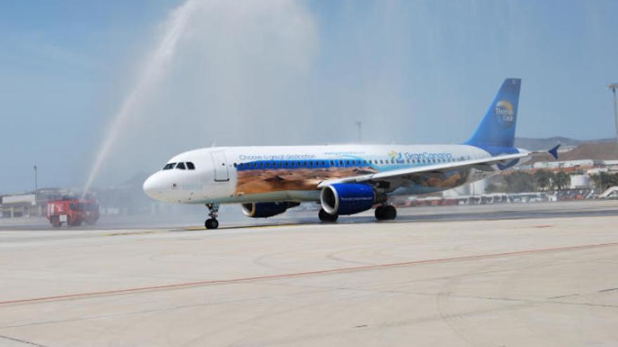 Un avión de Thomas Cook en el aeropuerto de Gran Canaria.