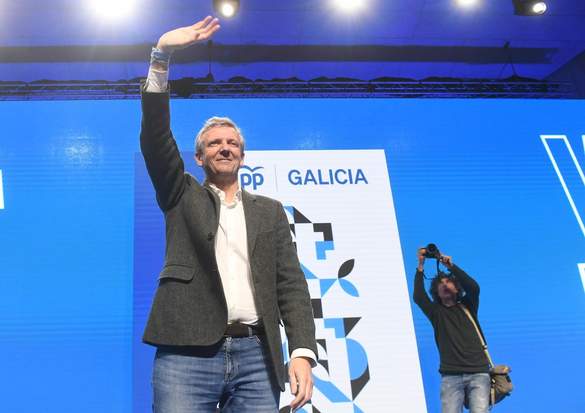 Feijóo se vuelca con Rueda en el cierre de campaña: "Le veo más presidente que nunca"
