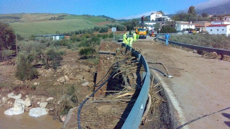 La lluvia provoca que se derrumbe una parte del Puente del Horcajo