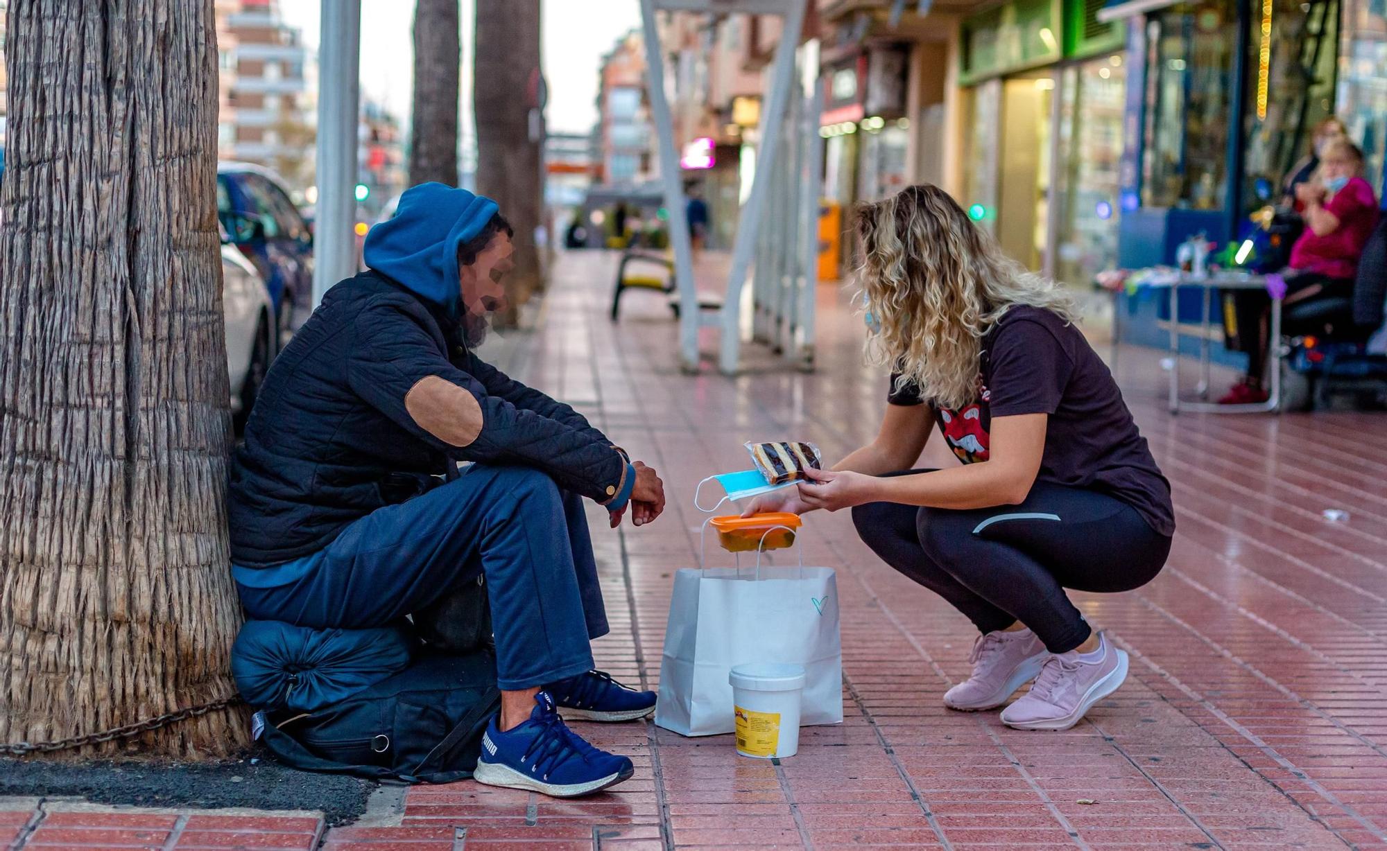 Galería: Una familia de Benidorm recorre las calles atendiendo a las personas sin techo para entregarles kits sanitarios