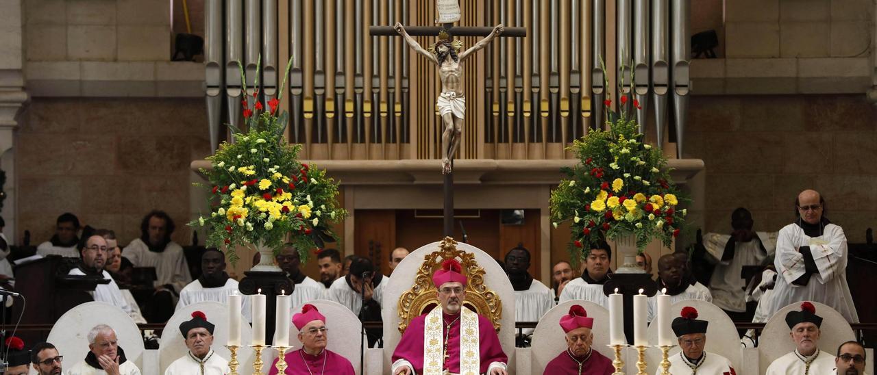 El patriarca de Jerusalén, Pierbattista Pizzaballa, oficia una misa de Navidad en la Iglesia de la Natividad de Jerusalén.