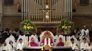 El patriarca de Jerusalén, Pierbattista Pizzaballa, oficia una misa de Navidad en la Iglesia de la Natividad de Jerusalén.