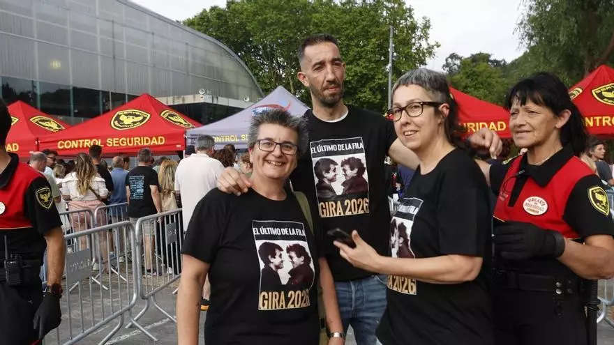 Los primeros de la fila para ver a "El último de la fila" en Avilés: La Magdalena, a rebosar a más de dos horas del concierto