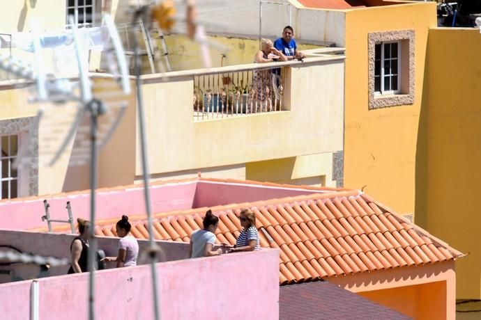 22-03-20 LAS PALMAS DE GRAN CANARIA. BARRIO DE PEDRO HIDALGO. LAS PALMAS DE GRAN CANARIA. Verbena Pedro Hidalgo.  El músico Moisés Afonso organiza una verbena desde su azotea para todas las azoteas del barrio de Pedro Hidalgo.   Fotos: Juan Castro.  | 22/03/2020 | Fotógrafo: Juan Carlos Castro