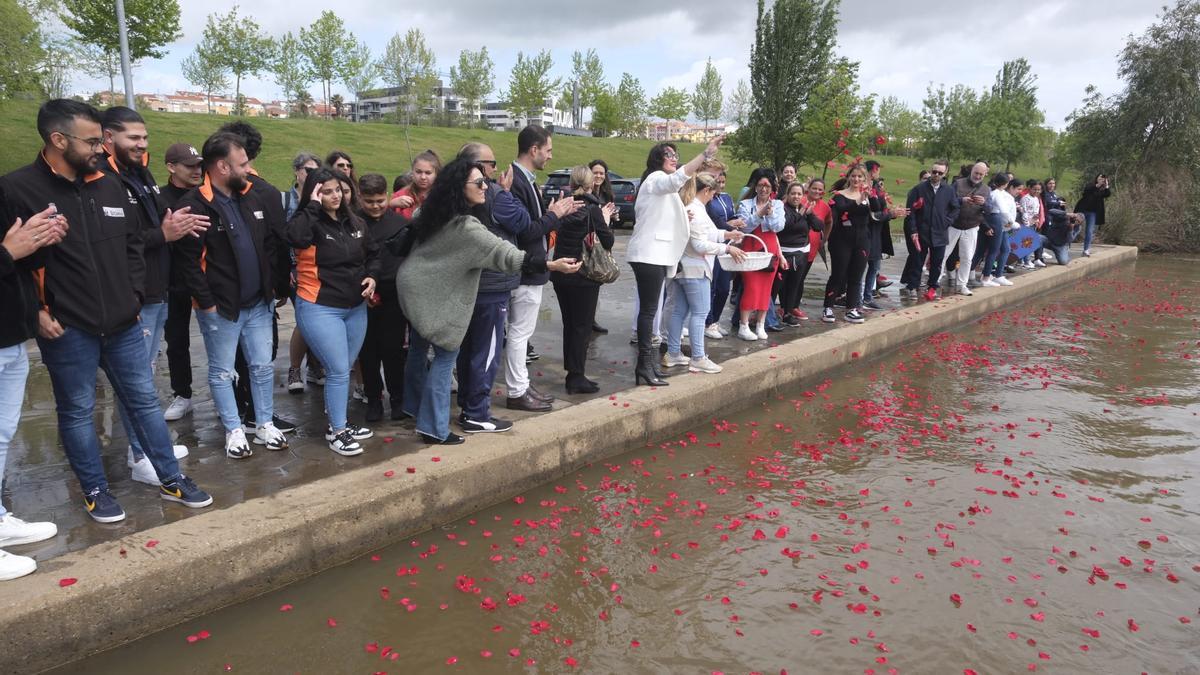 Cientos de pétalos lanzados al Guadiana, este lunes en Badajoz.