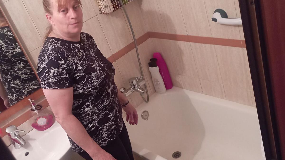 Sonia Ravagnani, en su cuarto de baño, en García Grana, con la bañera con la que su hijo se accidenta.
