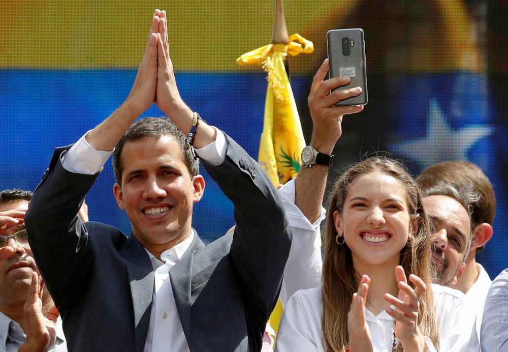 Miles de venezolanos salen a la calle para apoyar a Guaidó