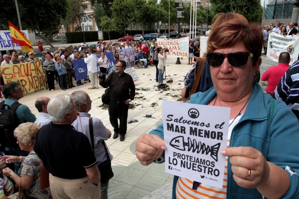 Protesta de vecinos del Mar Menor en la Asamblea