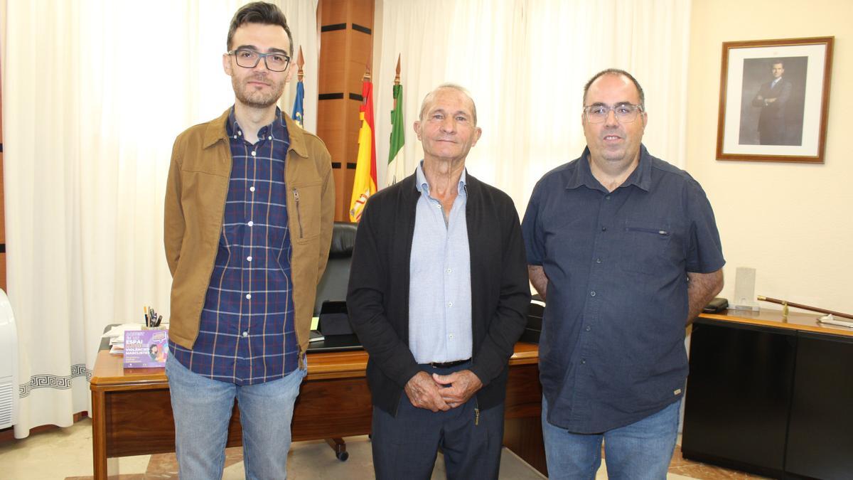 Ramón Santo entre el alcalde Fran Martínez y el concejal Carlos Vizcaíno.