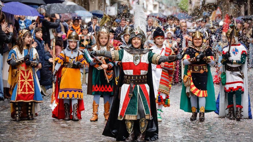 La lluvia no impide la celebración de la Gloria Infantil de Alcoy