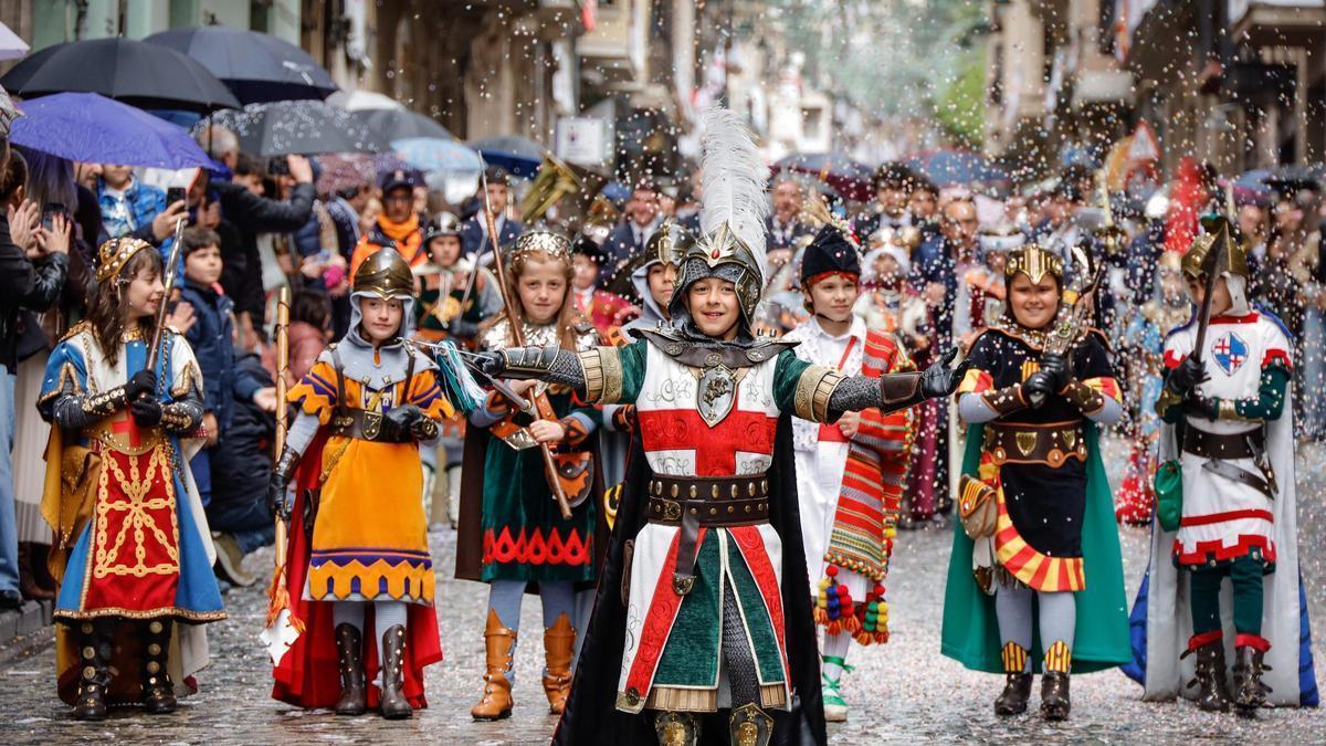 La lluvia no impide la celebración de la Gloria Infantil de Alcoy