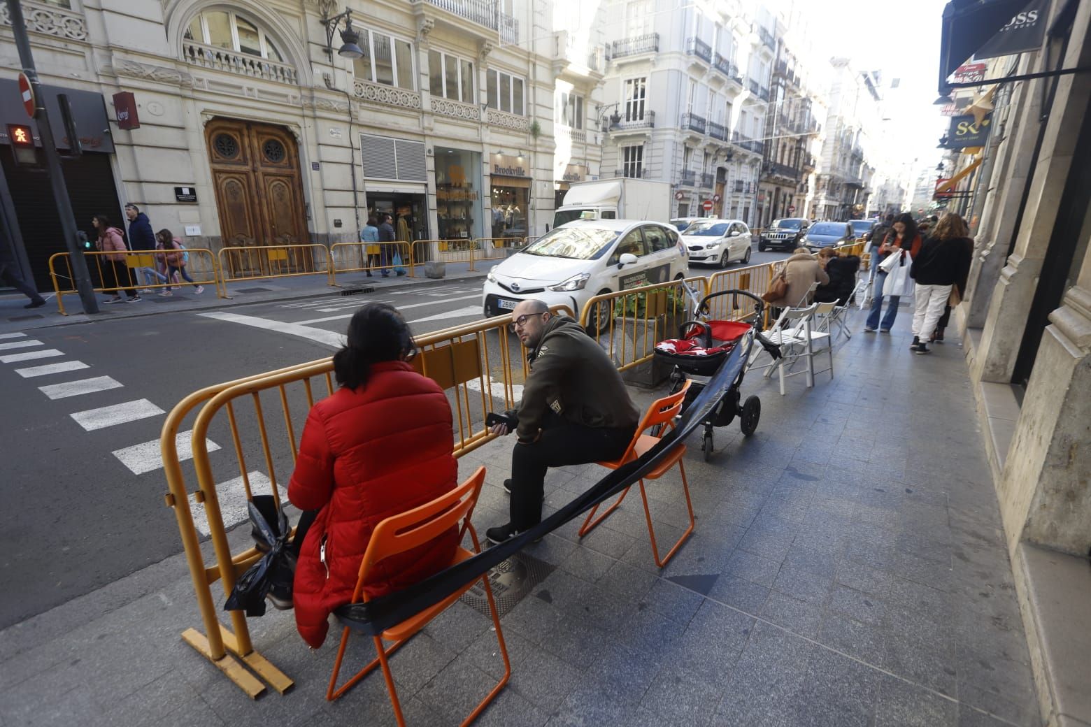 El público se lleva sus sillas más de diez horas antes de la cabalgata ante la falta de reservas