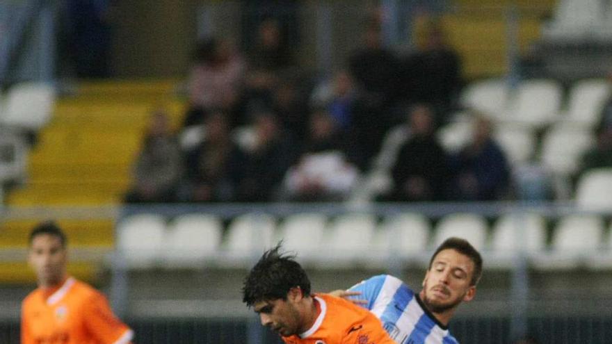 Ignacio Camacho zancadillea a Eber Banega en el centro del campo. El maño cuajó un buen partido ante el Valencia.