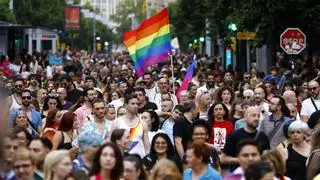 Manifestación LGTBI | El arcoíris y la bandera trans marchan orgullosas por el centro de Zaragoza