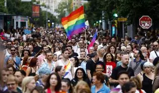 En imágenes | El arcoíris y la bandera trans marchan orgullosas por el centro de Zaragoza