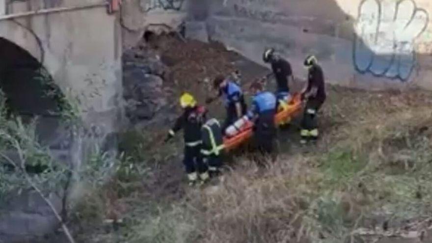 Grave tras caer de un muro por un barranco