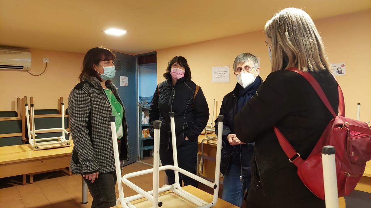 La concejala Isabel Lozano, durante una visita a un centro de día.