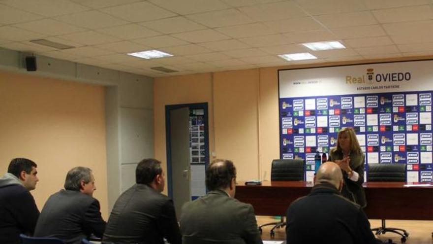 Esther Llamazares se dirige a los asistentes. | real oviedo