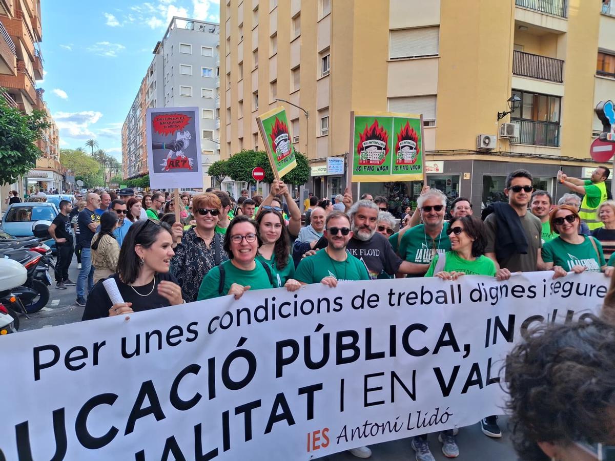 Las imágenes de la multitudinaria e histórica manifestación de los docentes y familias en Dénia
