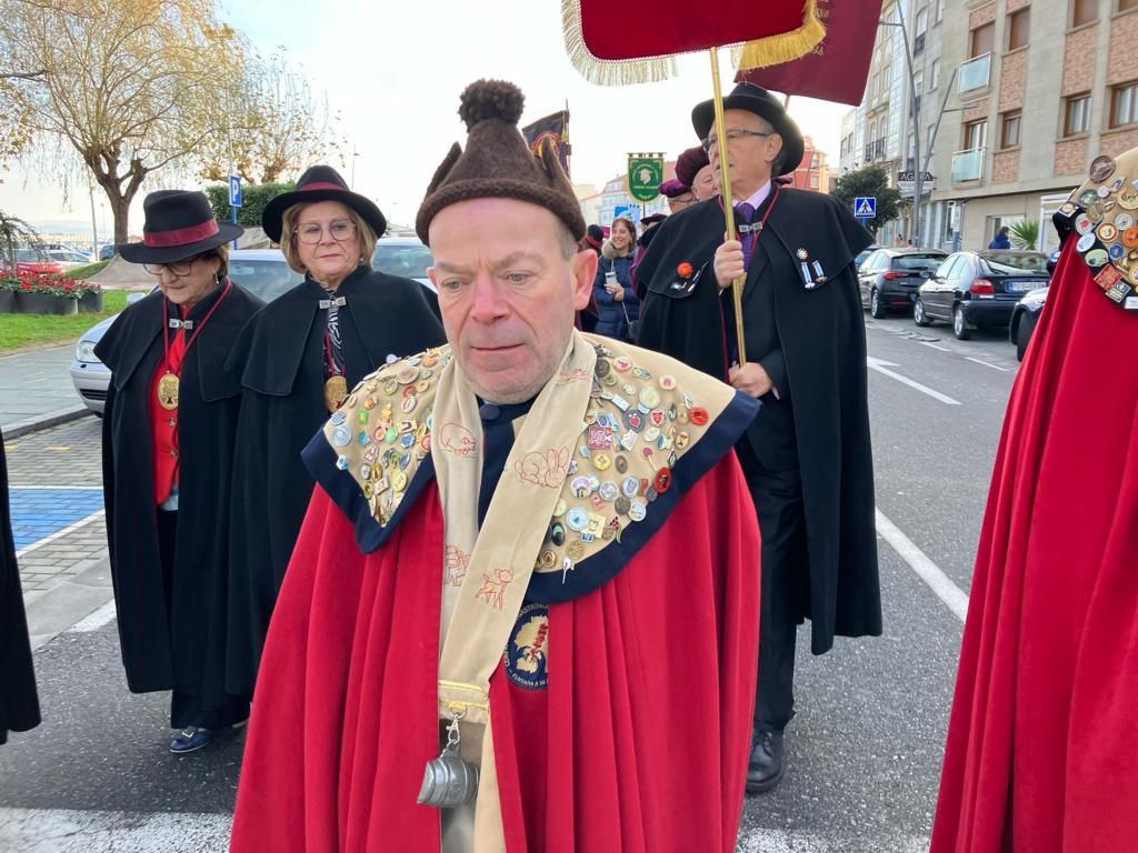 Así desfilaron los cofrades participantes en el XXXI Capítulo da Cofradía do Centolo Larpeiro, en O Grove.