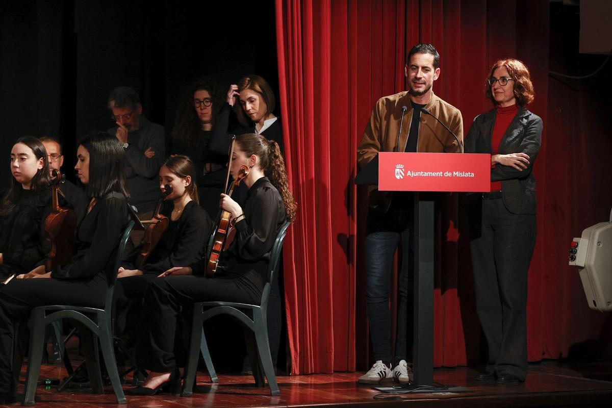 El alcalde de Mislata, Carlos F. Bielsa, con Laura Sena, de la Mancomunitat de l'Horta Sud.