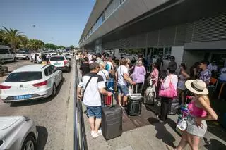 Taxis en Ibiza: Los estacionales de toda la isla no pueden cargar en Sant Antoni hasta el día 12
