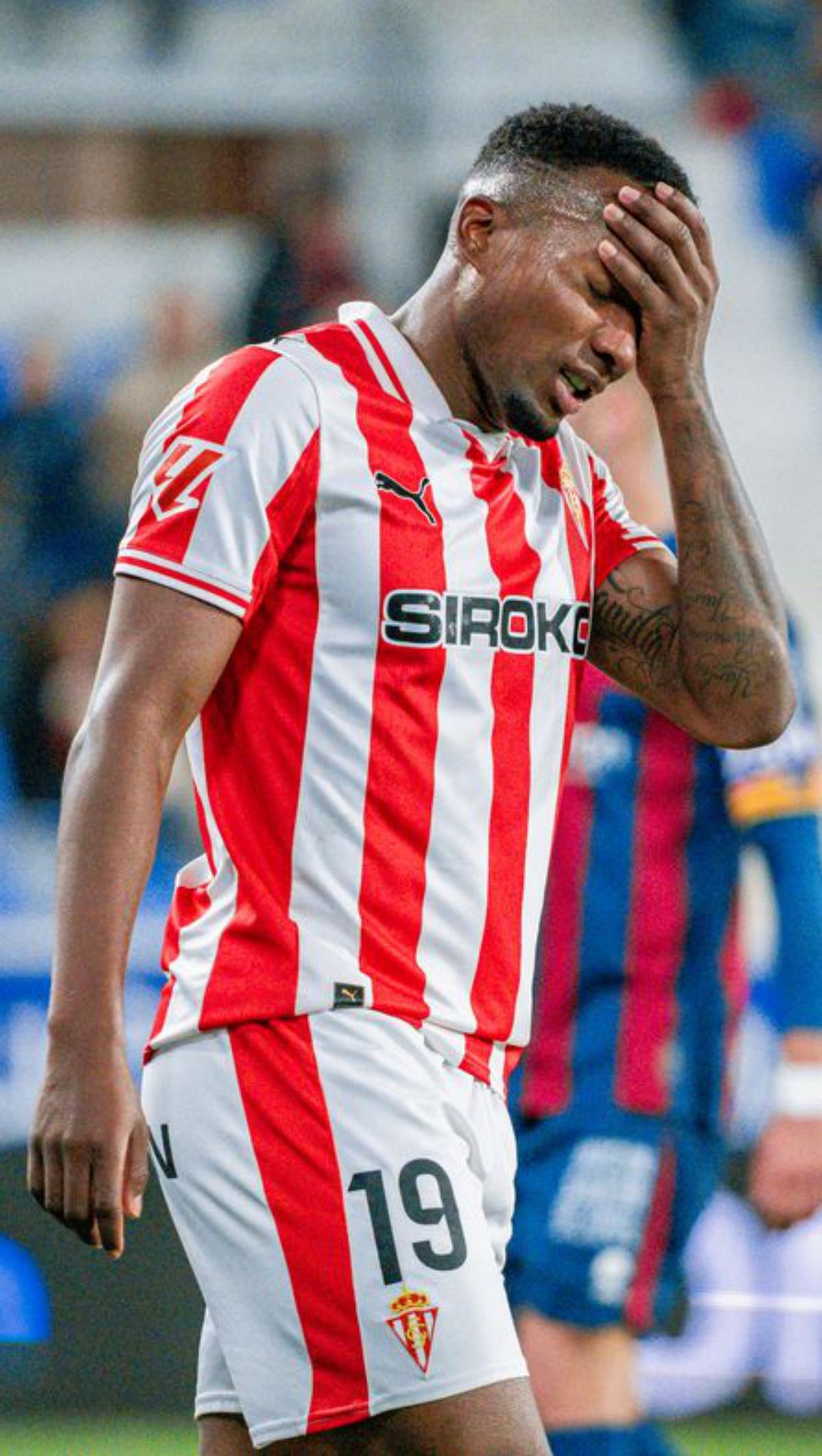 Gaspar y Diego, ante el árbitro. | FACTORÍA 9